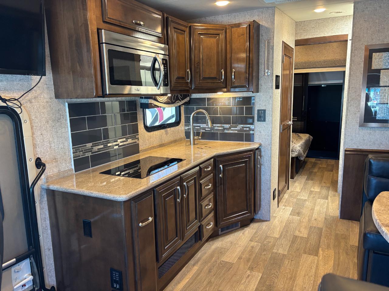 Thor Motor Coach Outlaw  2019