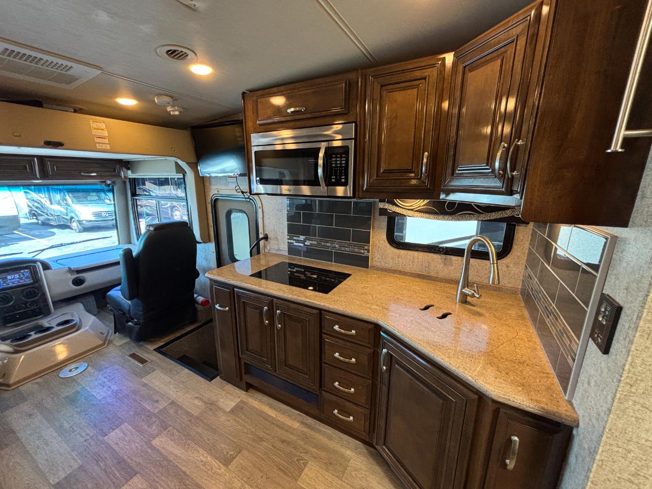 Thor Motor Coach Outlaw  2019