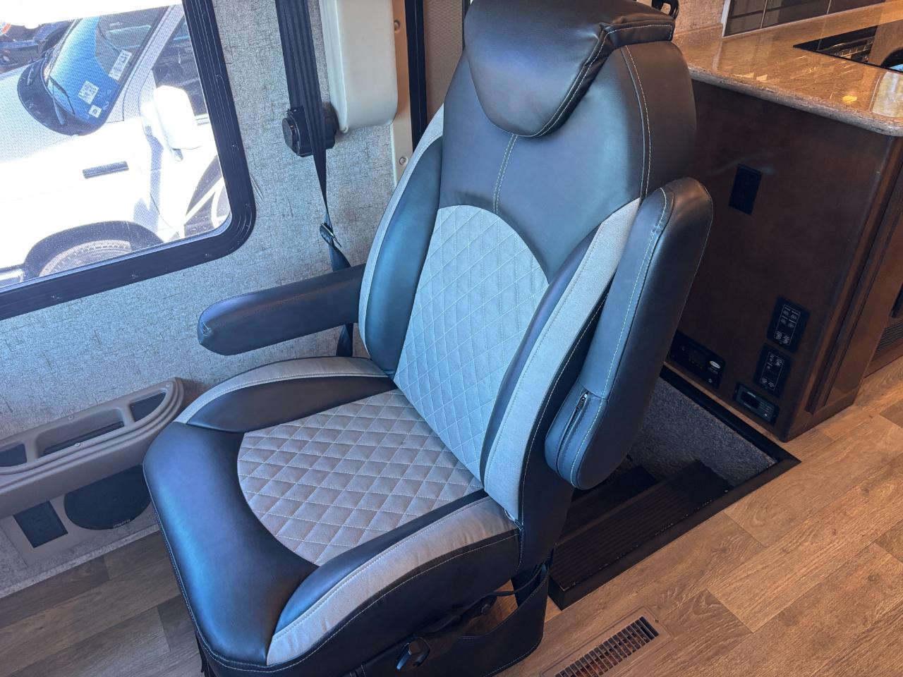 Thor Motor Coach Outlaw  2019