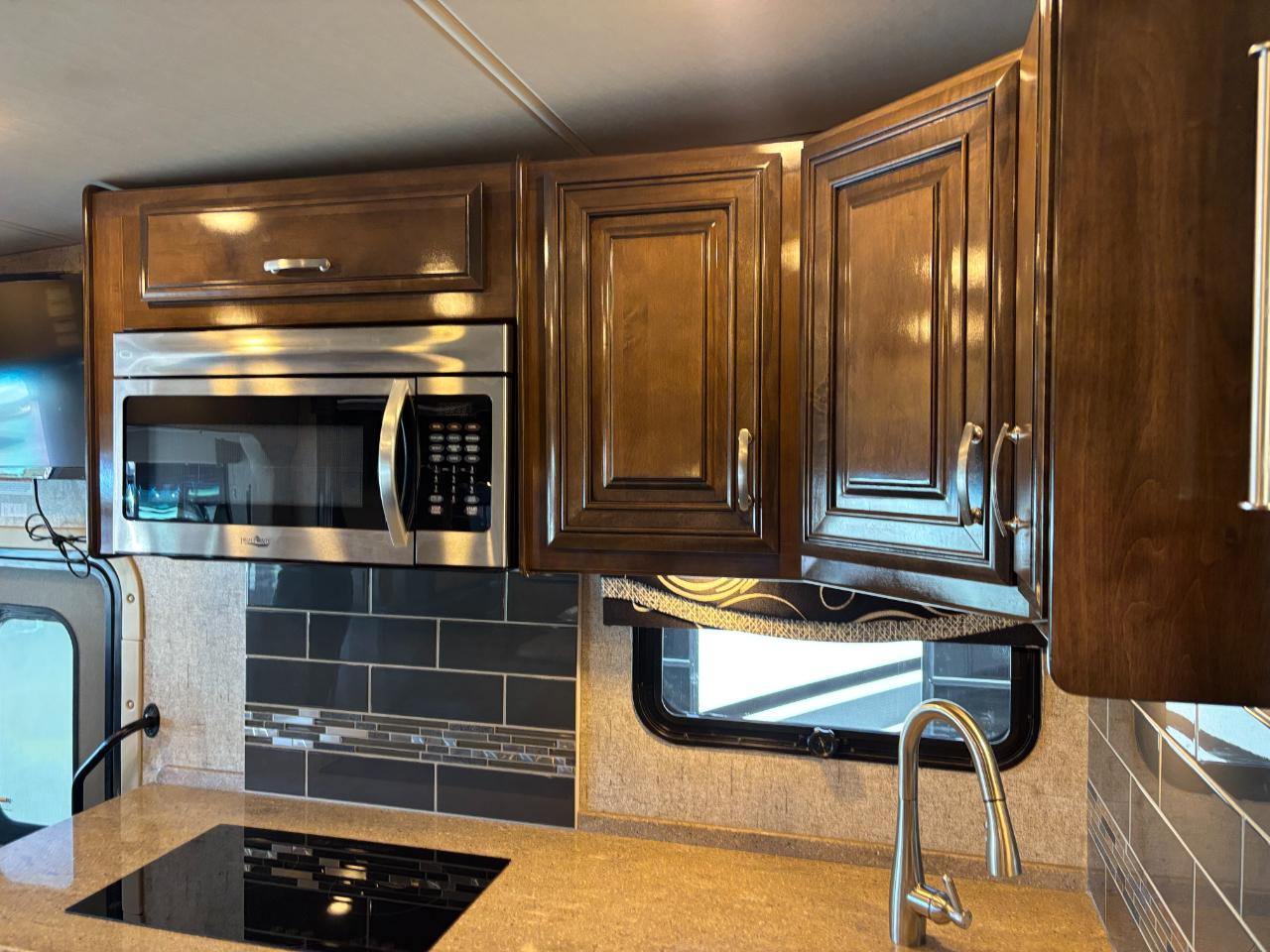 Thor Motor Coach Outlaw  2019