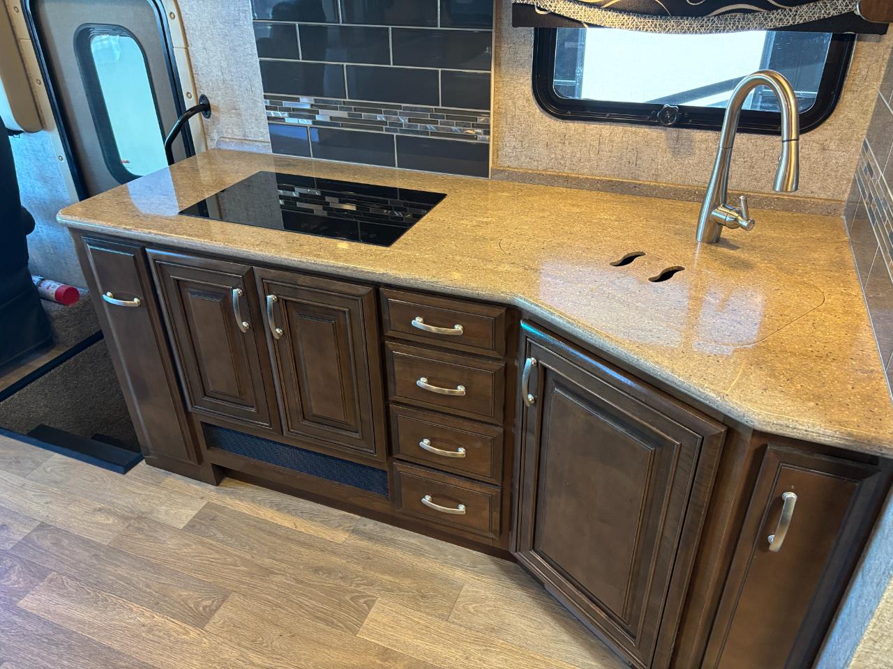 Thor Motor Coach Outlaw  2019