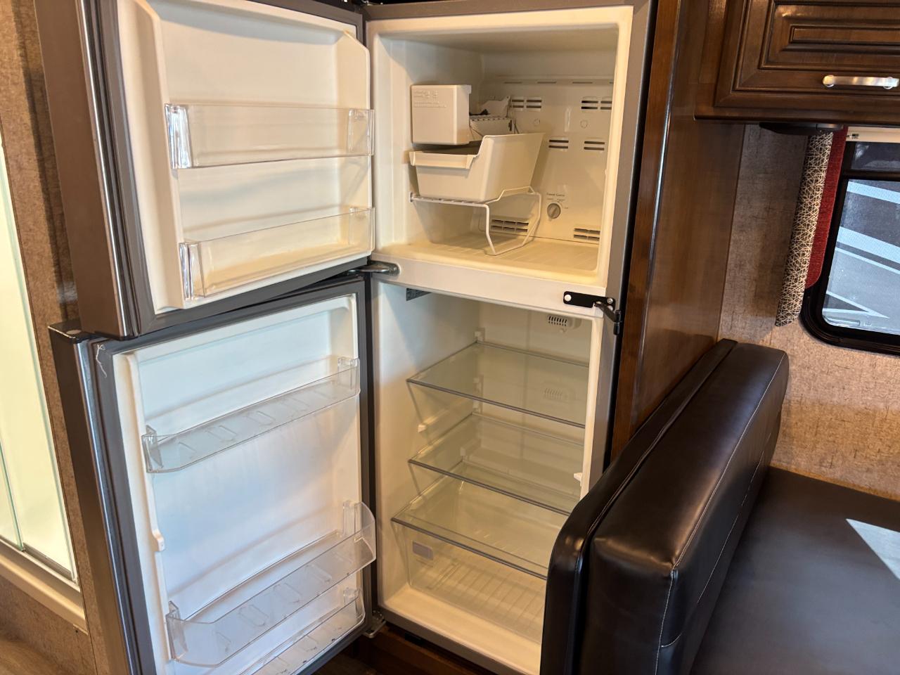 Thor Motor Coach Outlaw  2019