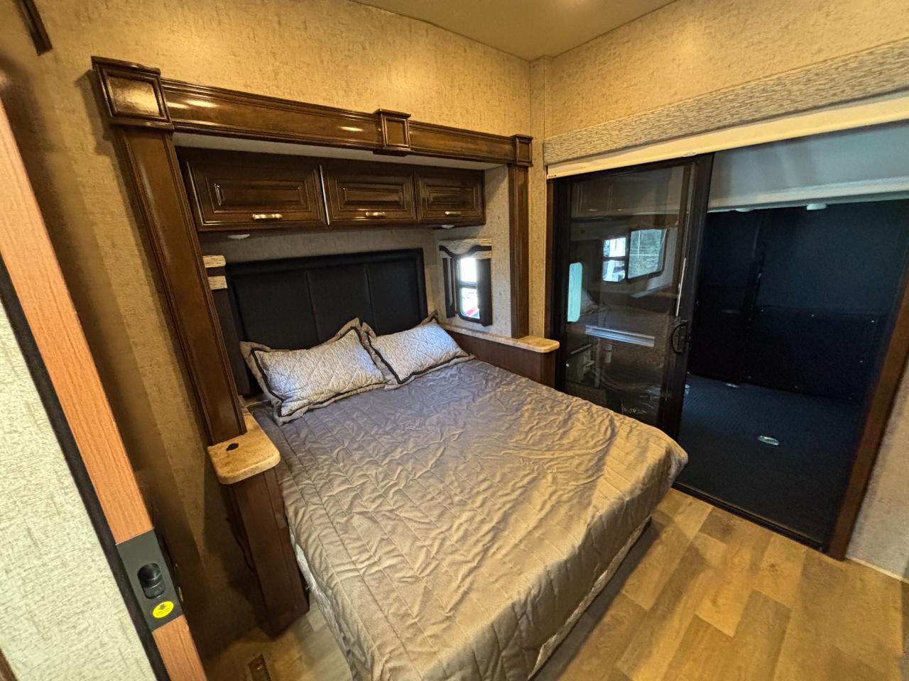 Thor Motor Coach Outlaw  2019