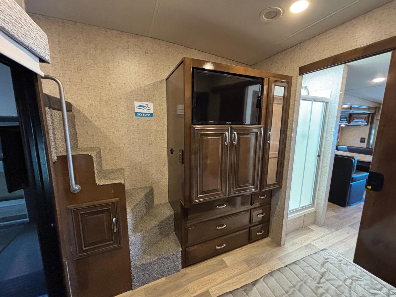 Thor Motor Coach Outlaw  2019