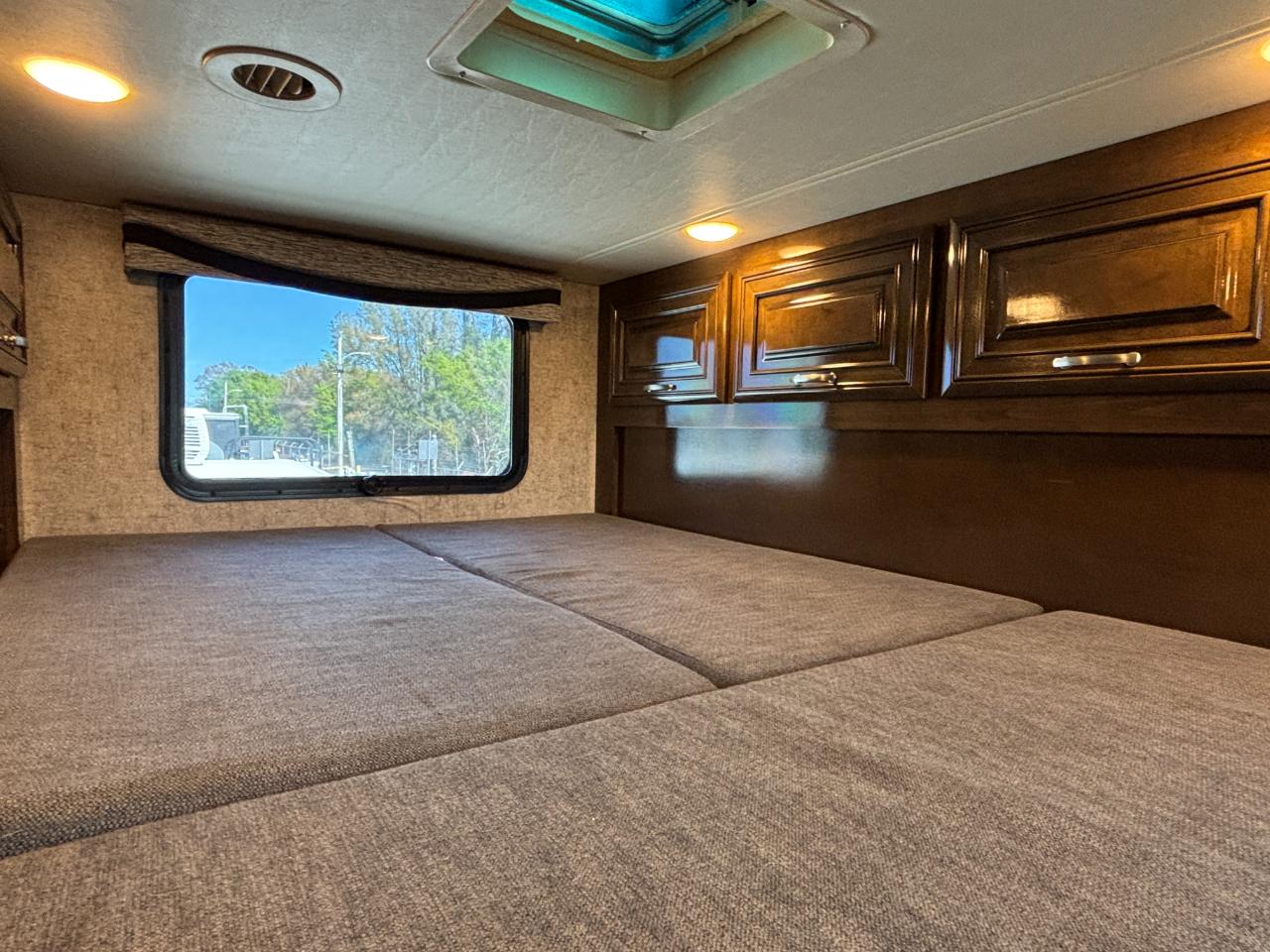 Thor Motor Coach Outlaw  2019