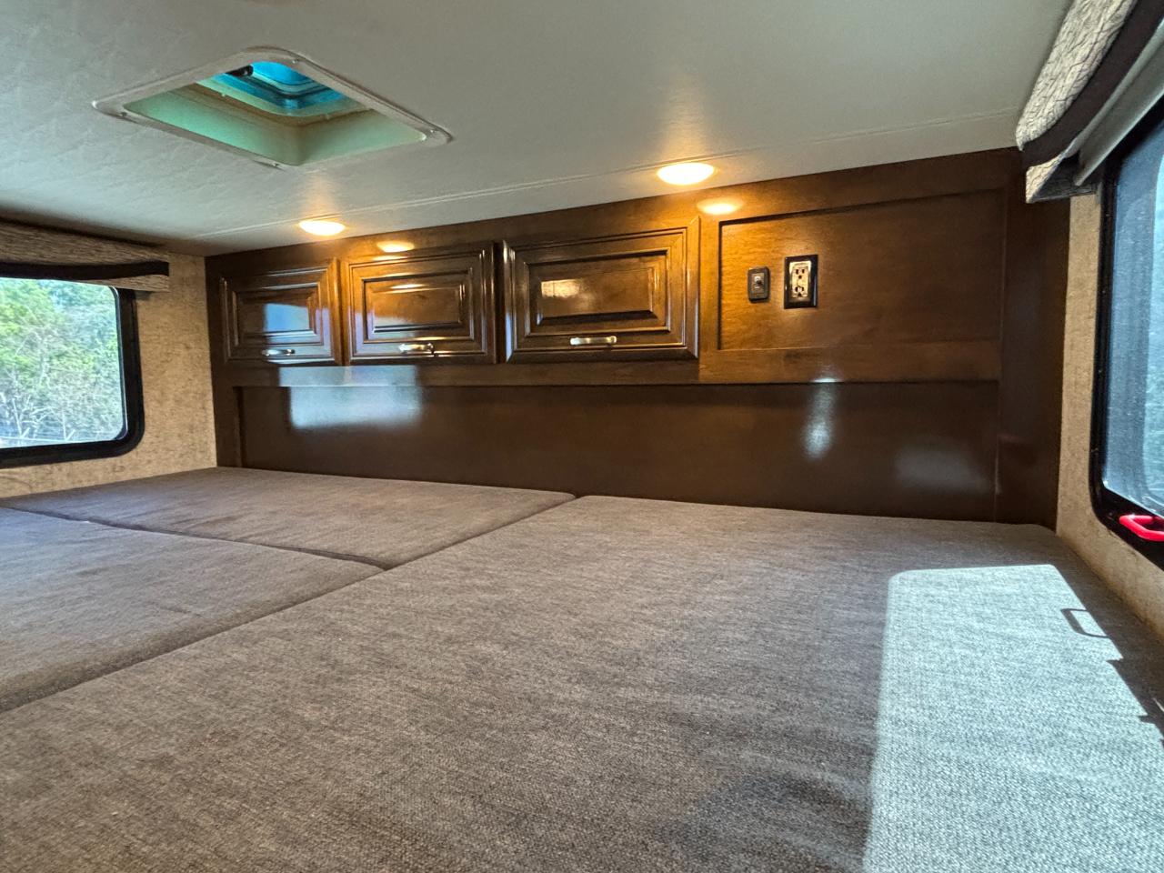 Thor Motor Coach Outlaw  2019