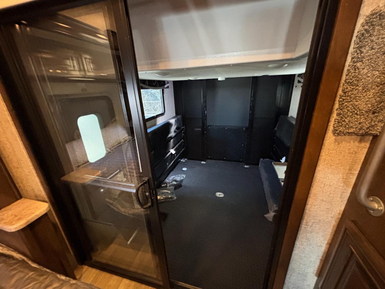 Thor Motor Coach Outlaw  2019