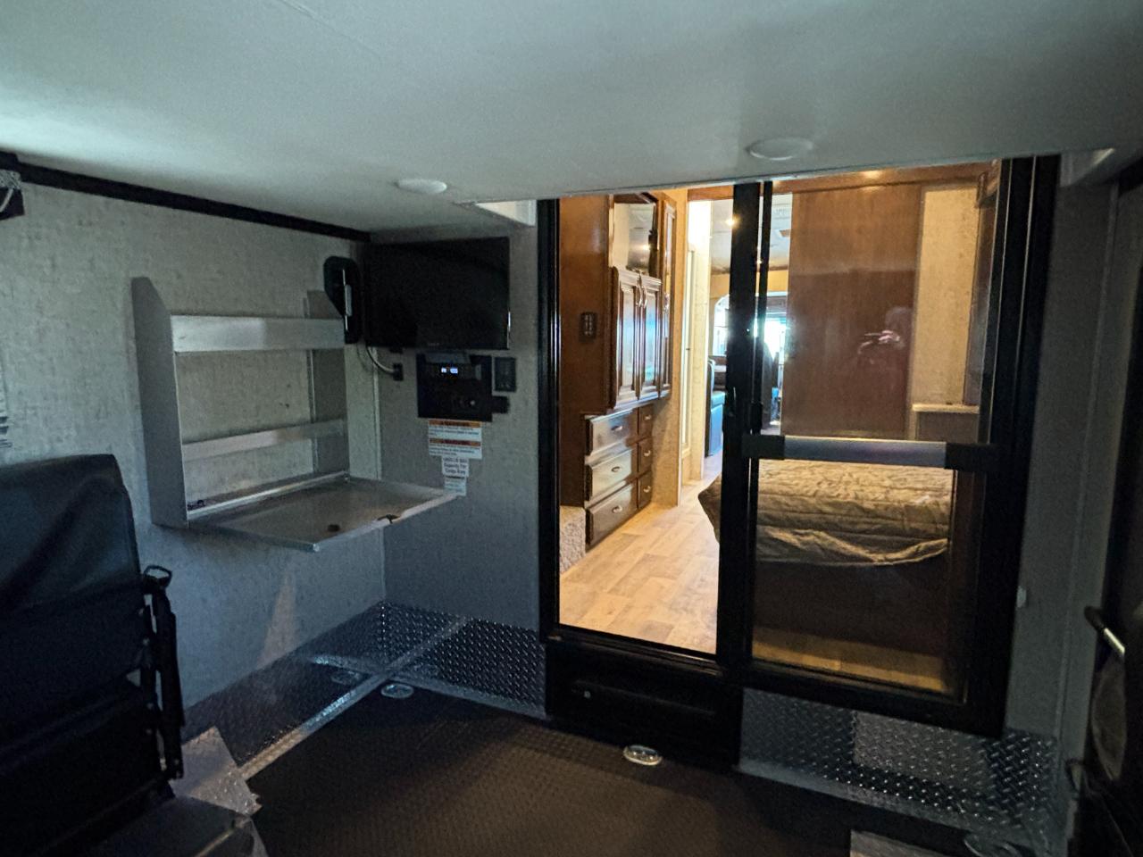 Thor Motor Coach Outlaw  2019