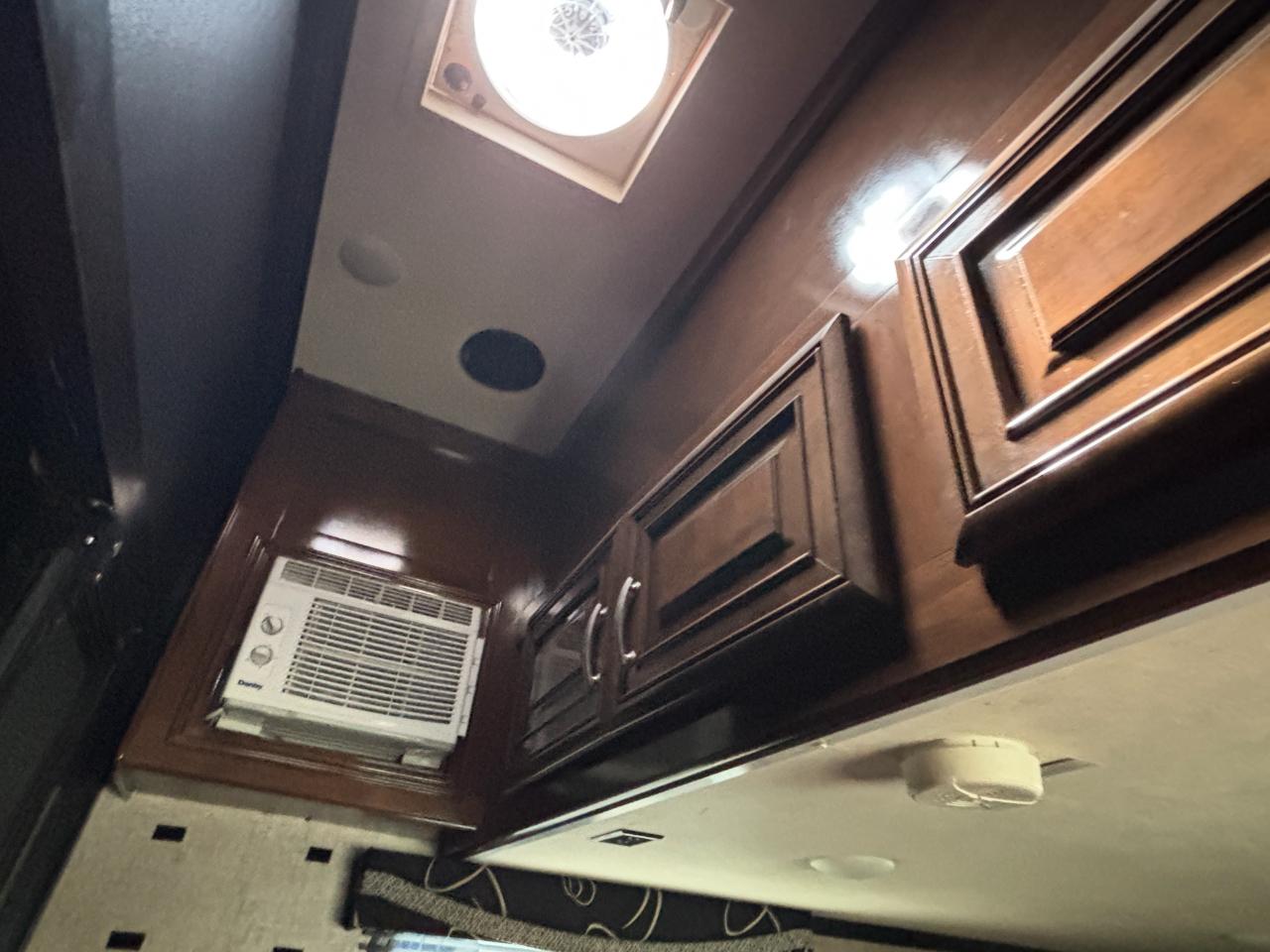 Thor Motor Coach Outlaw  2019