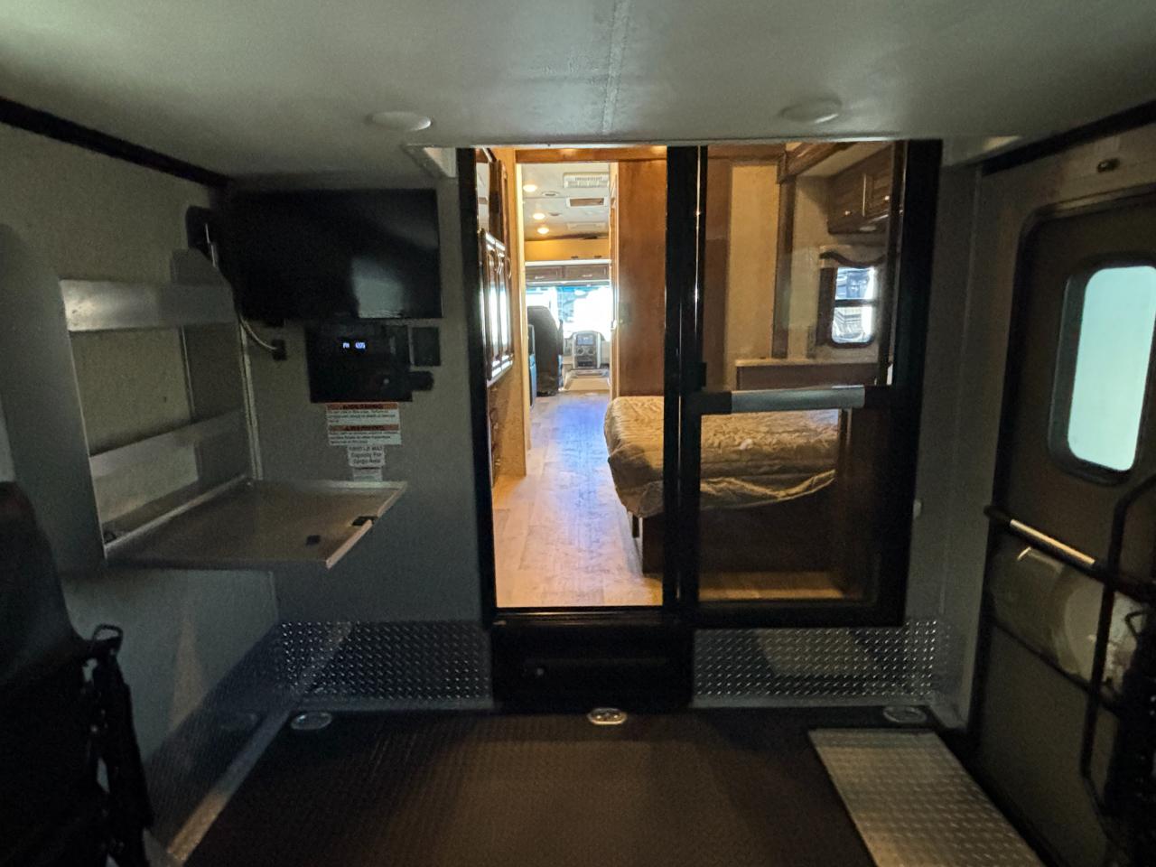 Thor Motor Coach Outlaw  2019