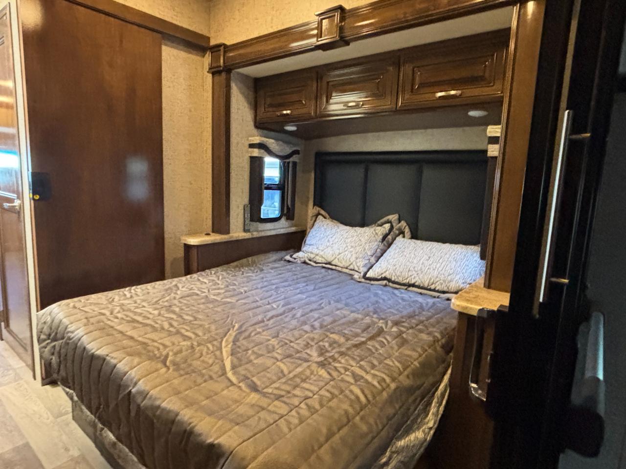 Thor Motor Coach Outlaw  2019