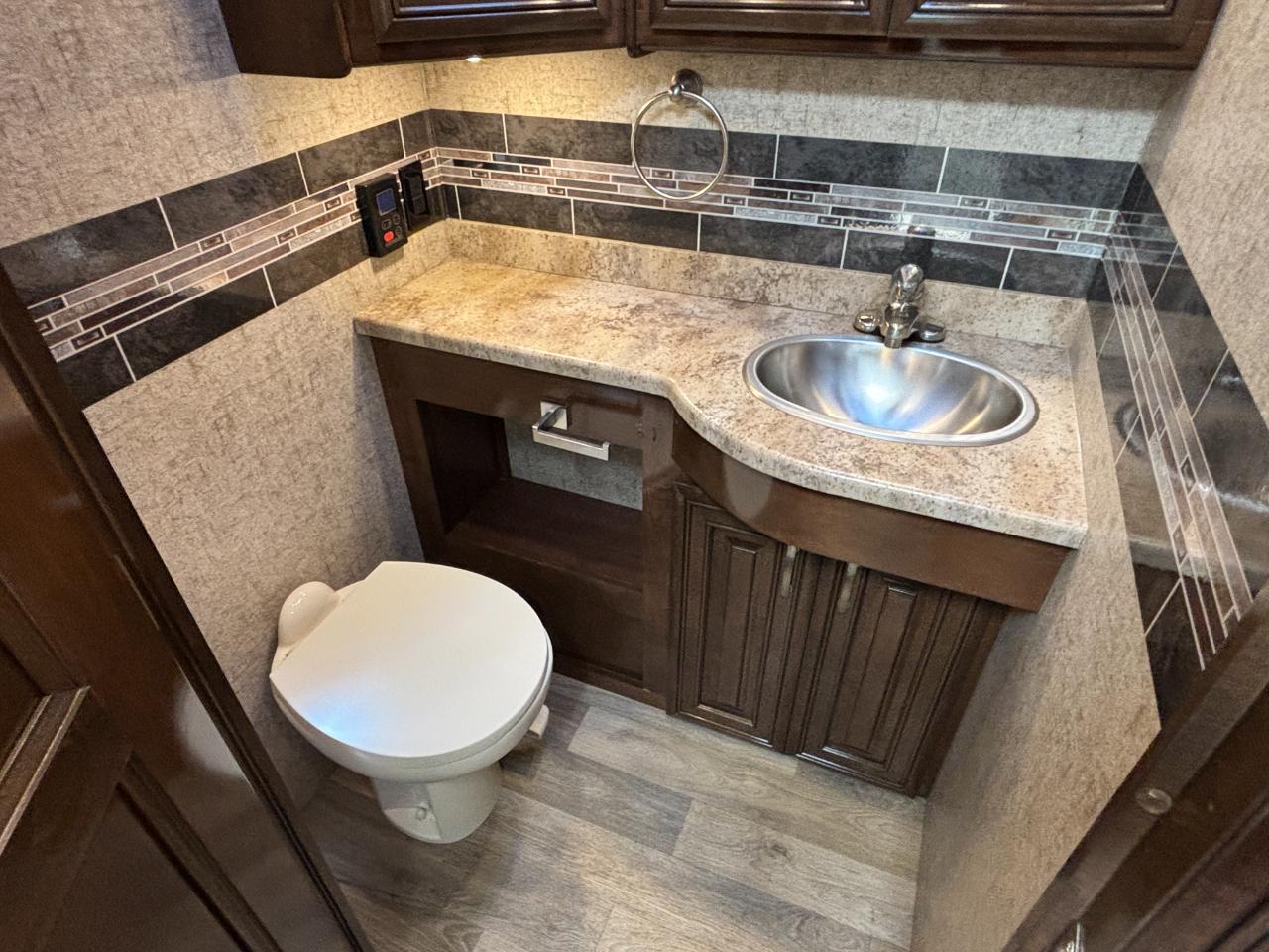 Thor Motor Coach Outlaw  2019