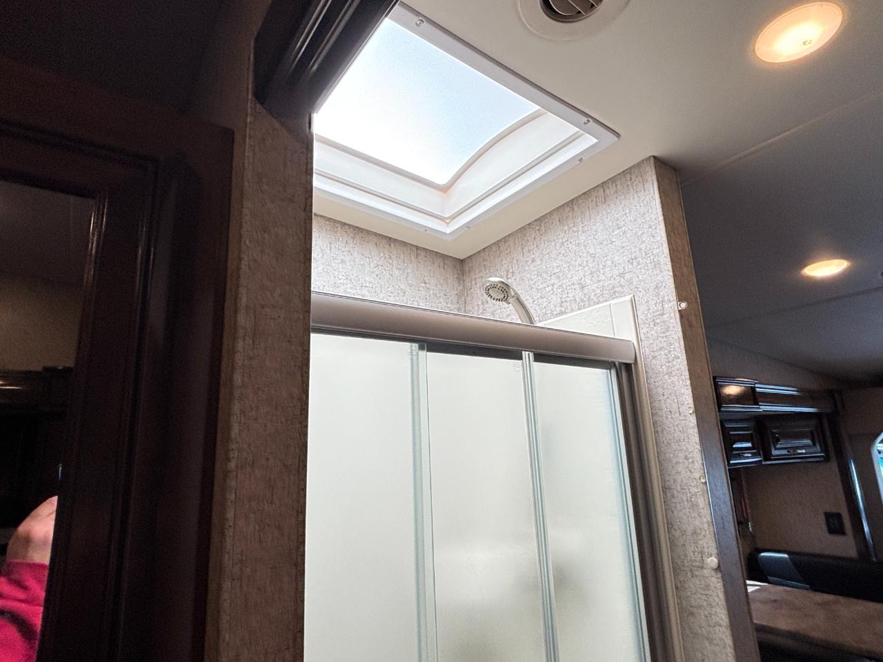 Thor Motor Coach Outlaw  2019