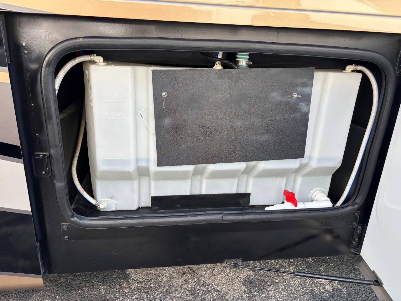 Thor Motor Coach Outlaw  2019