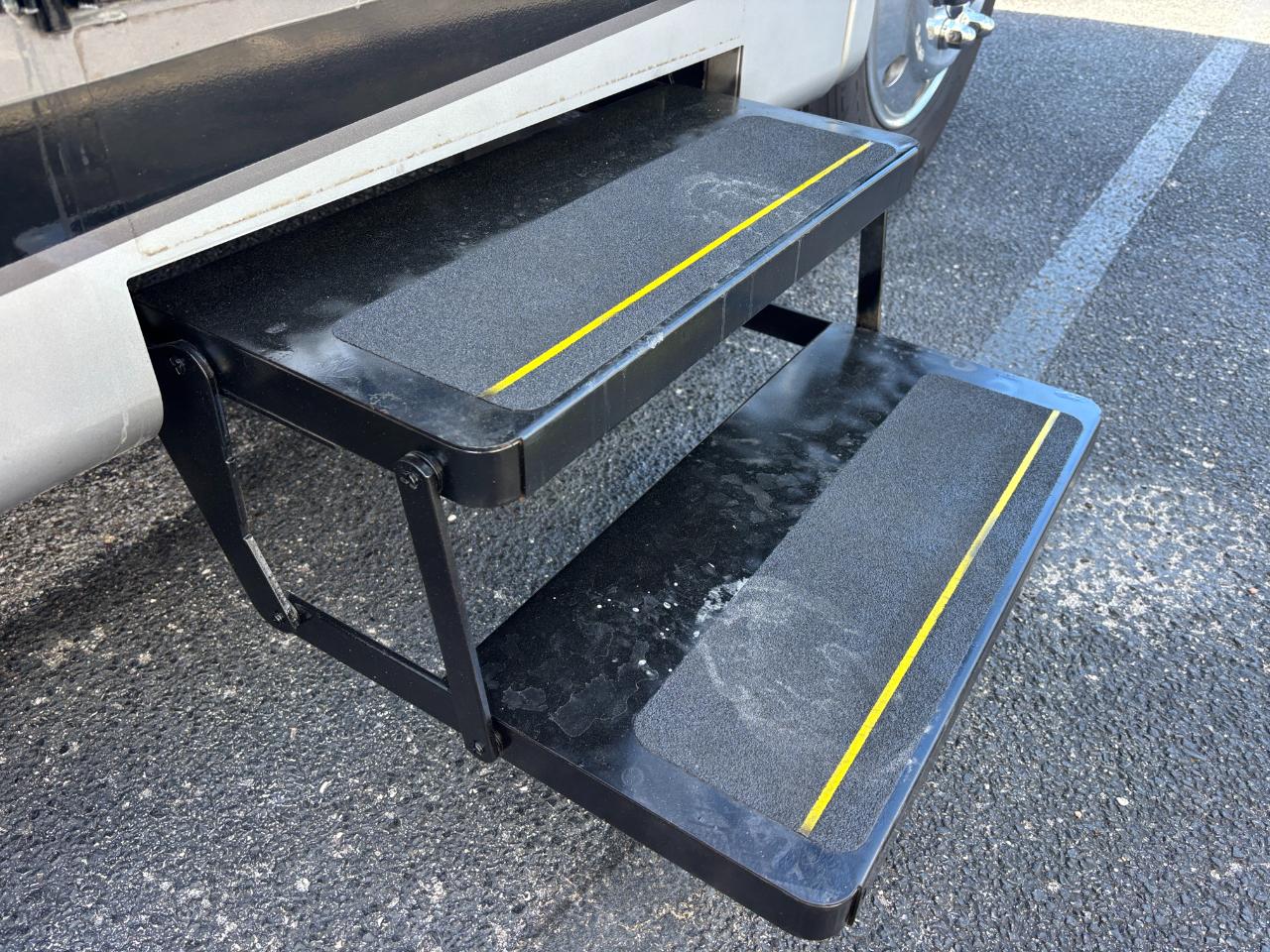 Thor Motor Coach Outlaw  2019