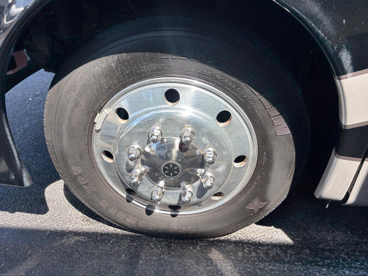 Thor Motor Coach Outlaw  2019