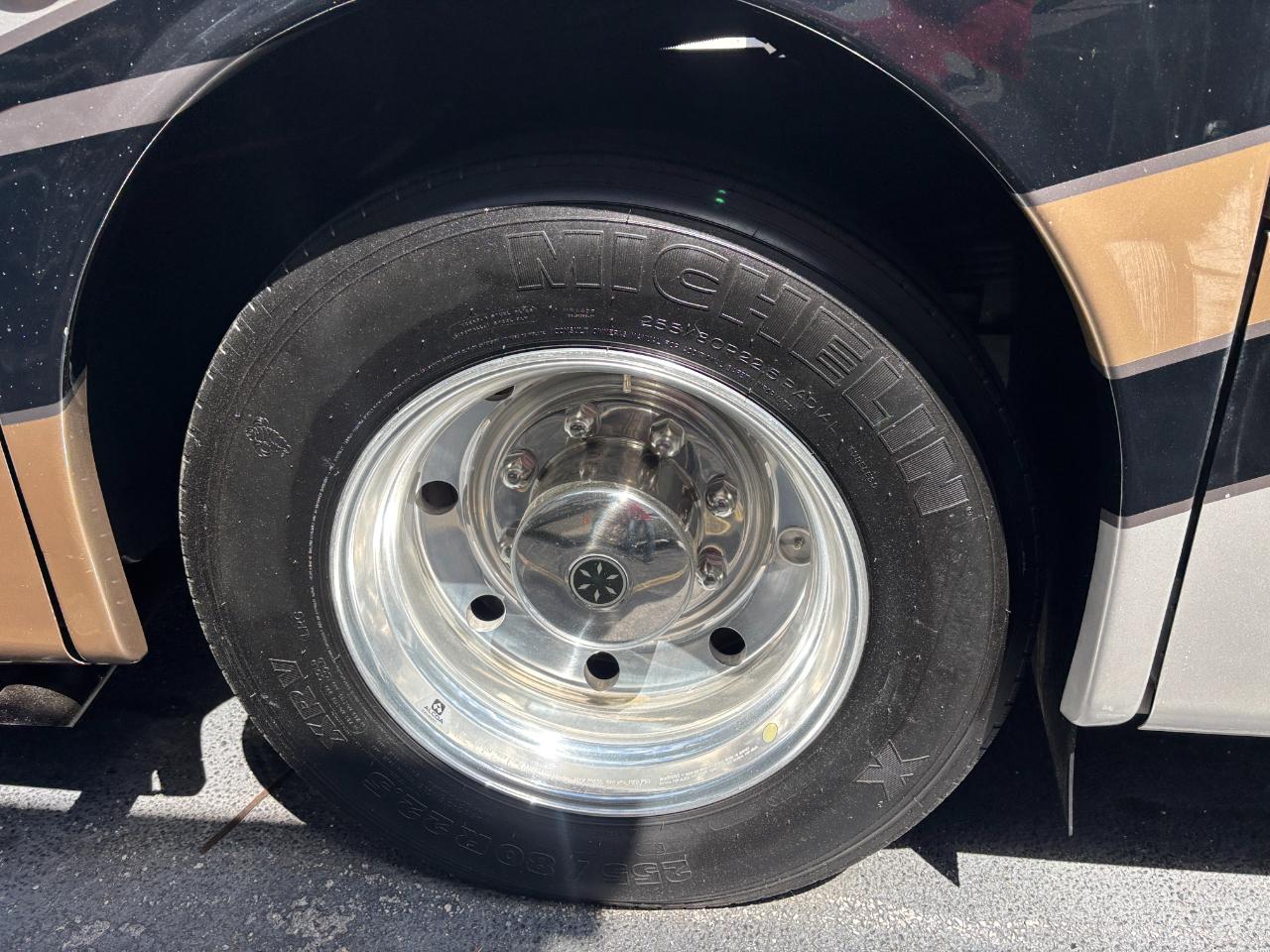 Thor Motor Coach Outlaw  2019