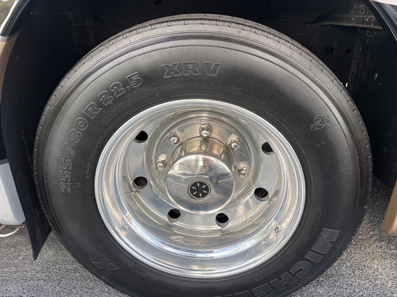 Thor Motor Coach Outlaw  2019