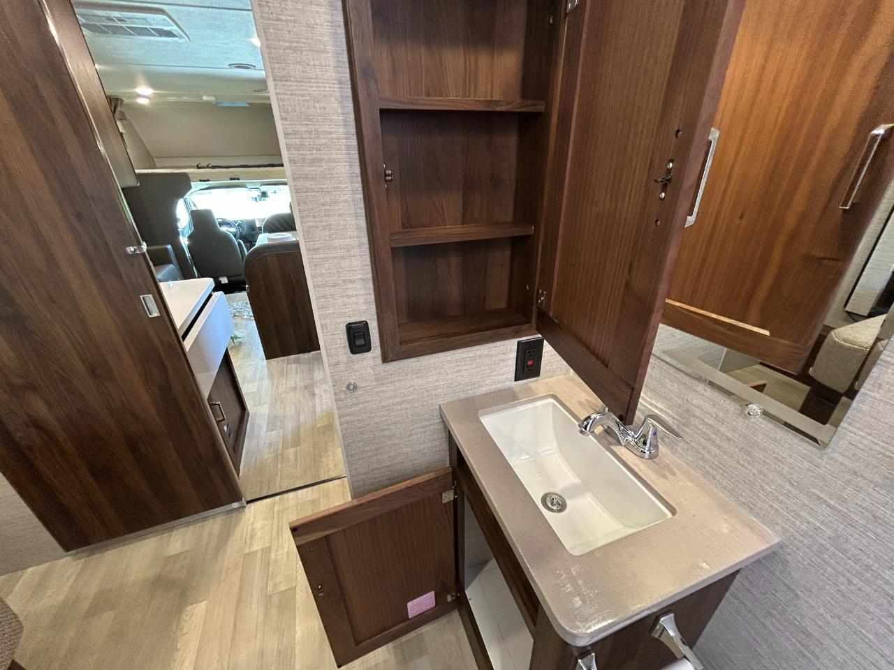 Winnebago Minnie Winnie  2025