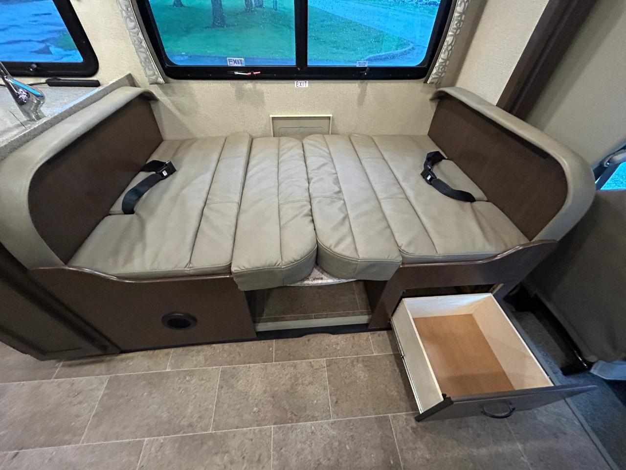 Thor Motor Coach Chateau  2019
