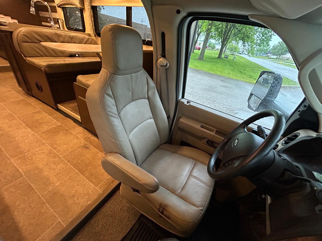 Thor Motor Coach Chateau  2019