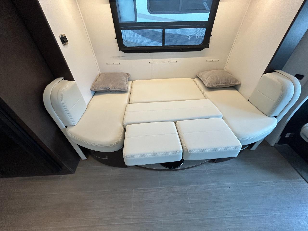 Leisure Travel UNITY U24CB  2021