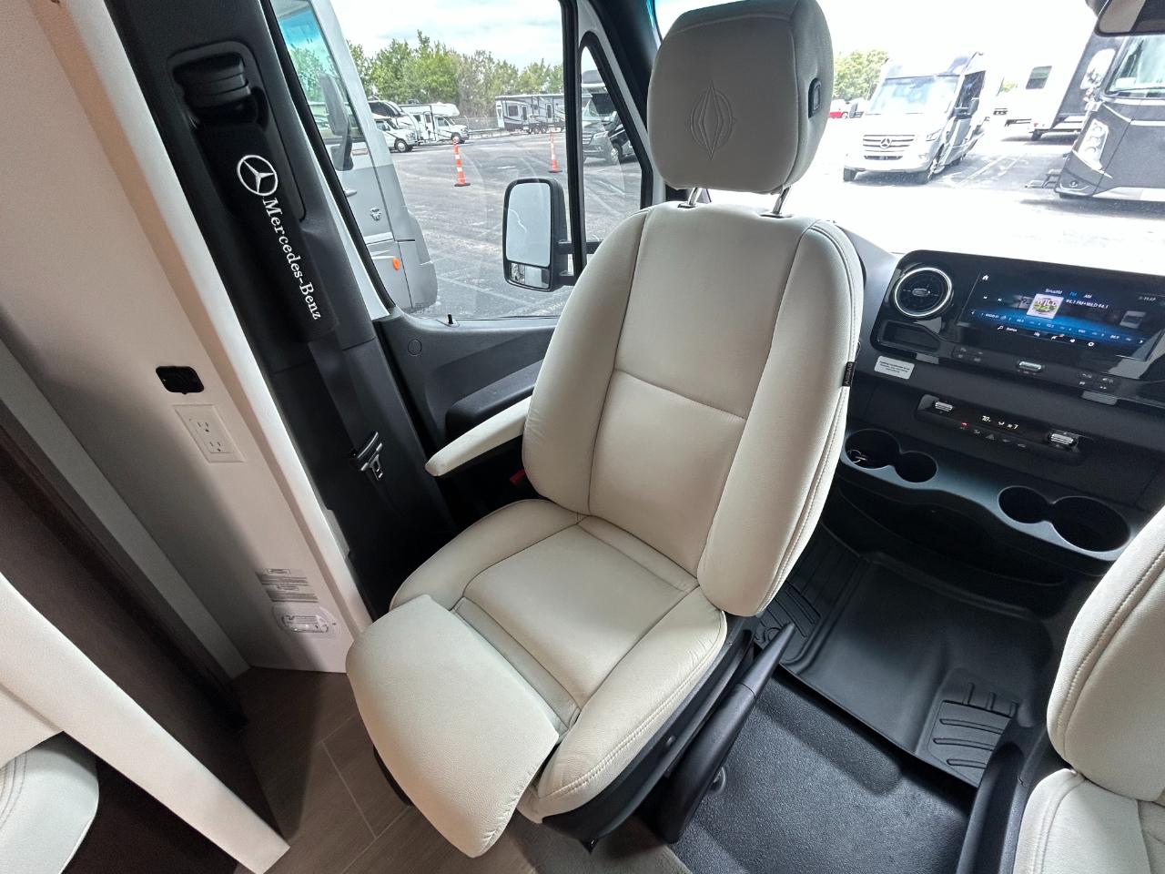 Leisure Travel UNITY U24CB  2021