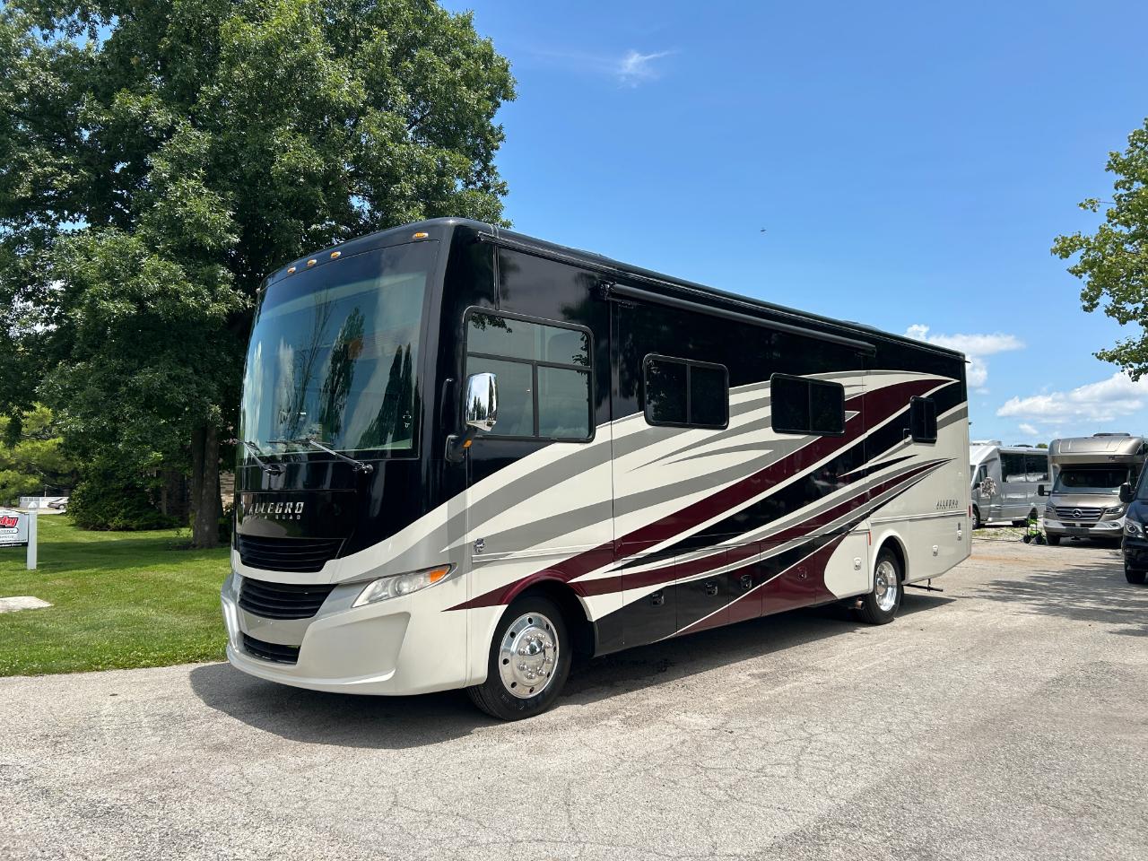 Tiffin Motorhomes Allegro  2017