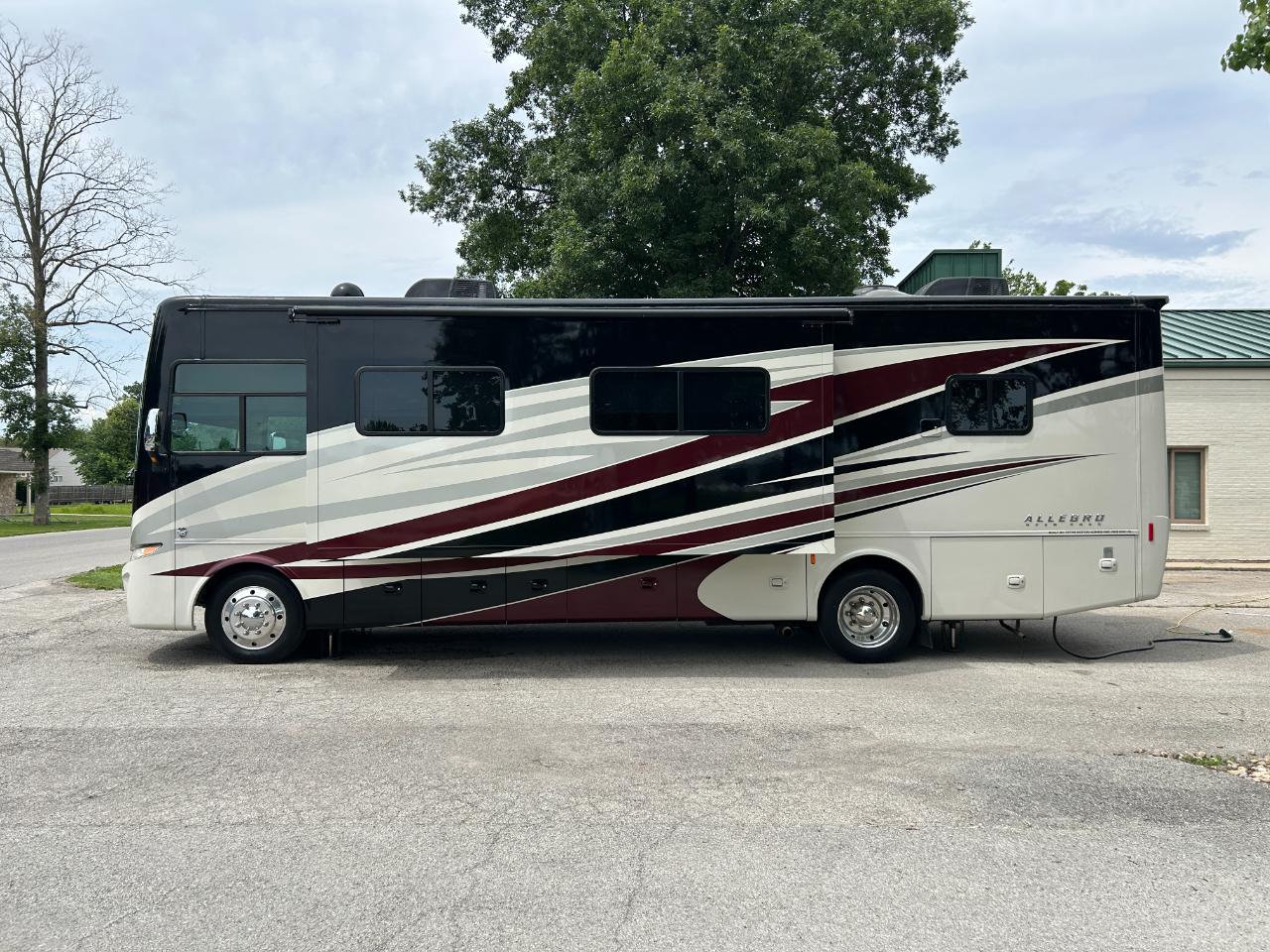 Tiffin Motorhomes Allegro  2017