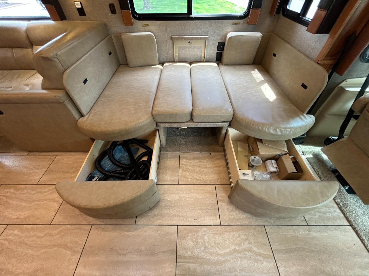 Tiffin Motorhomes Allegro  2017