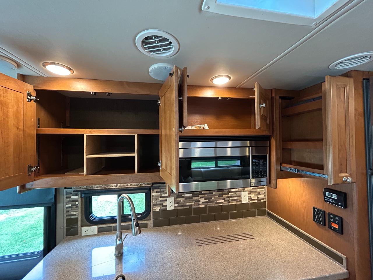 Tiffin Motorhomes Allegro  2017