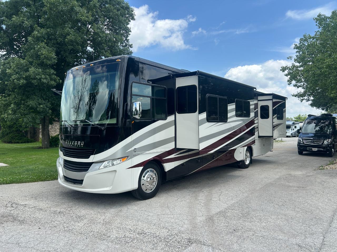 Tiffin Motorhomes Allegro  2017