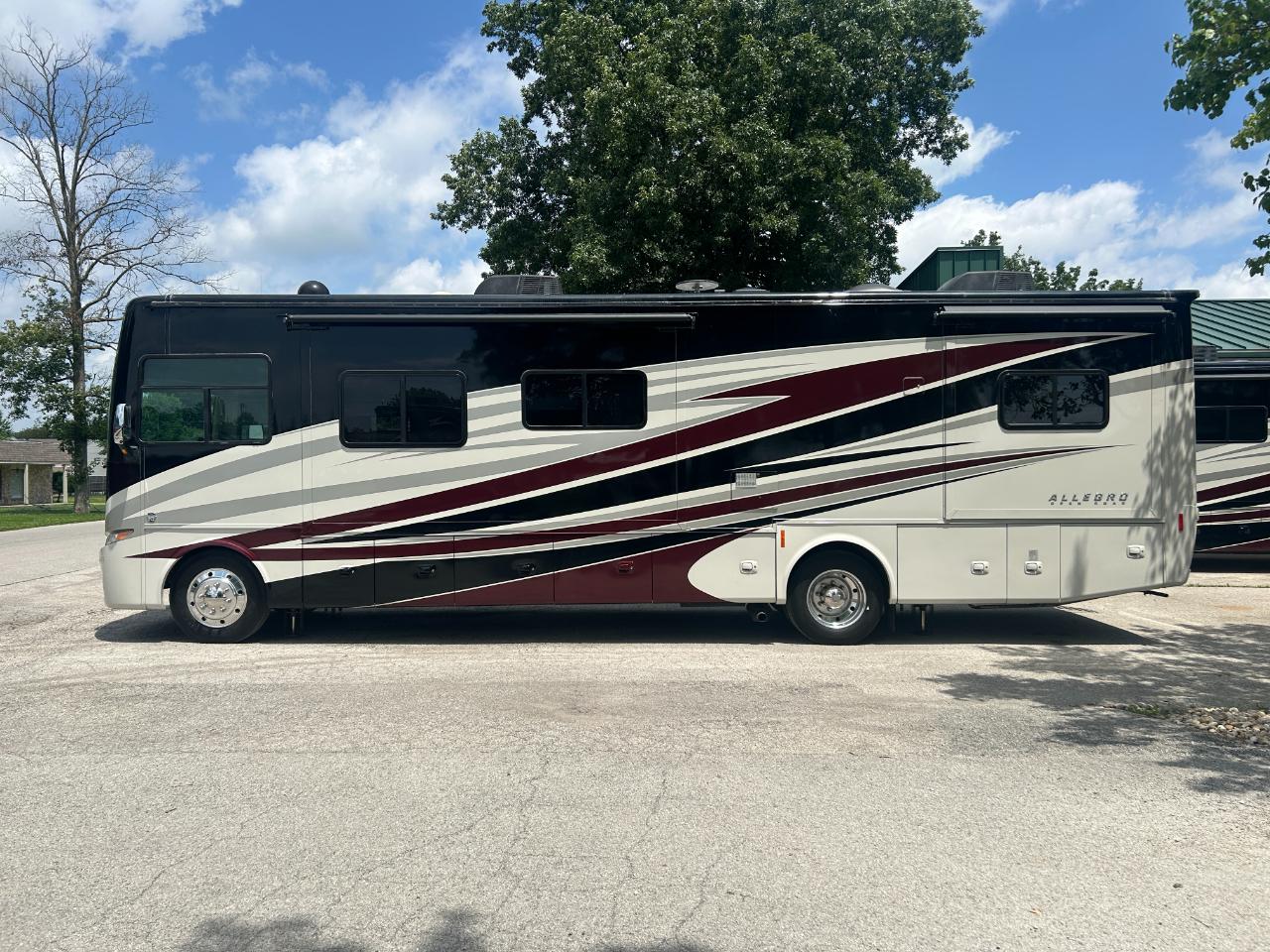 Tiffin Motorhomes Allegro  2017