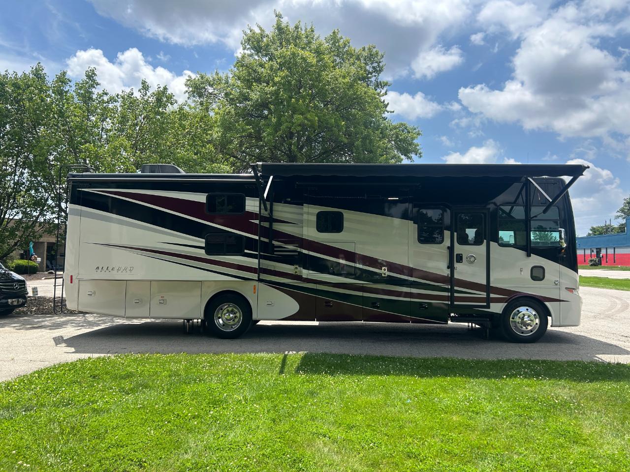 Tiffin Motorhomes Allegro  2017