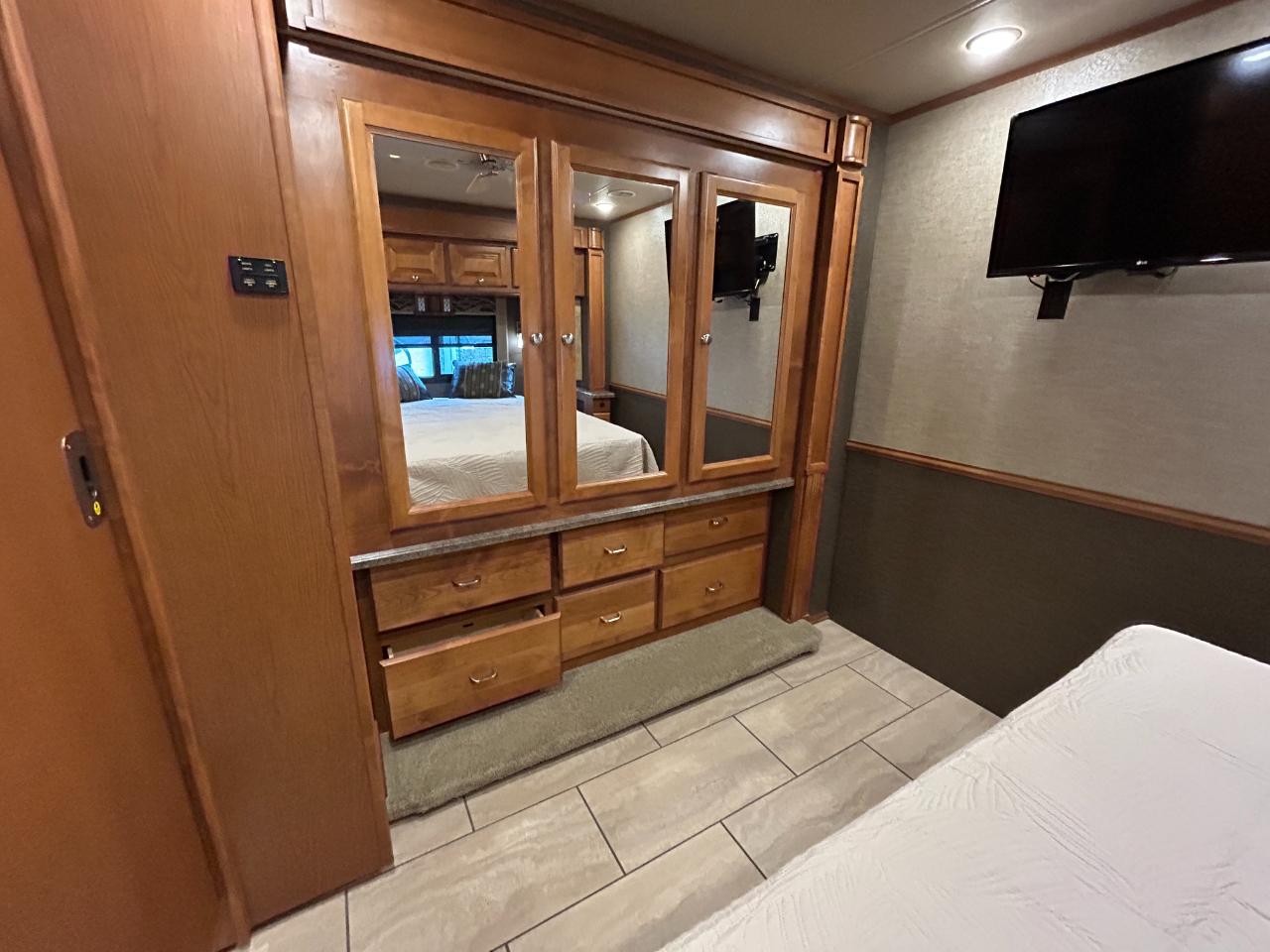 Tiffin Motorhomes Allegro  2017