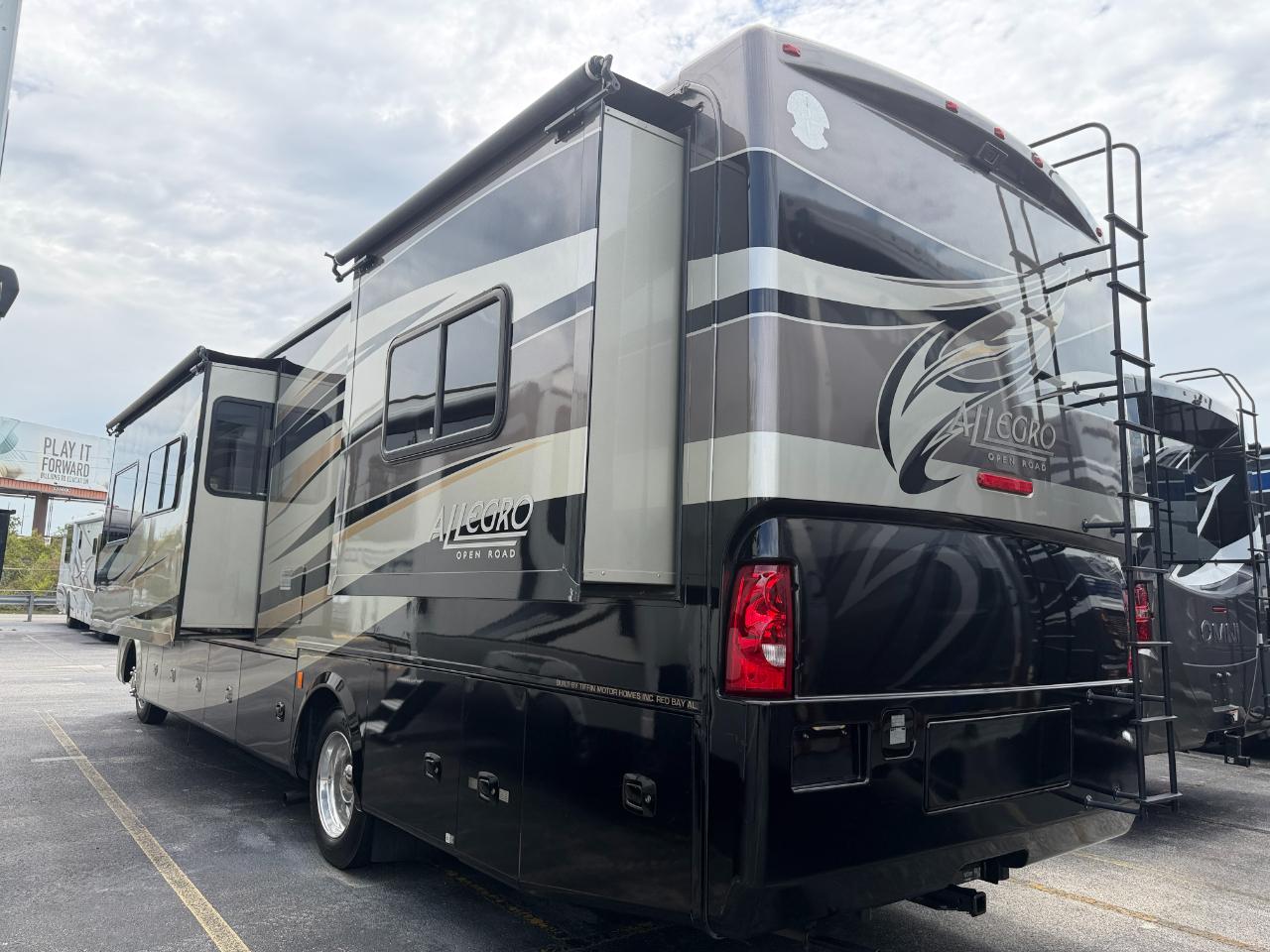 Tiffin Motorhomes Allegro  2012