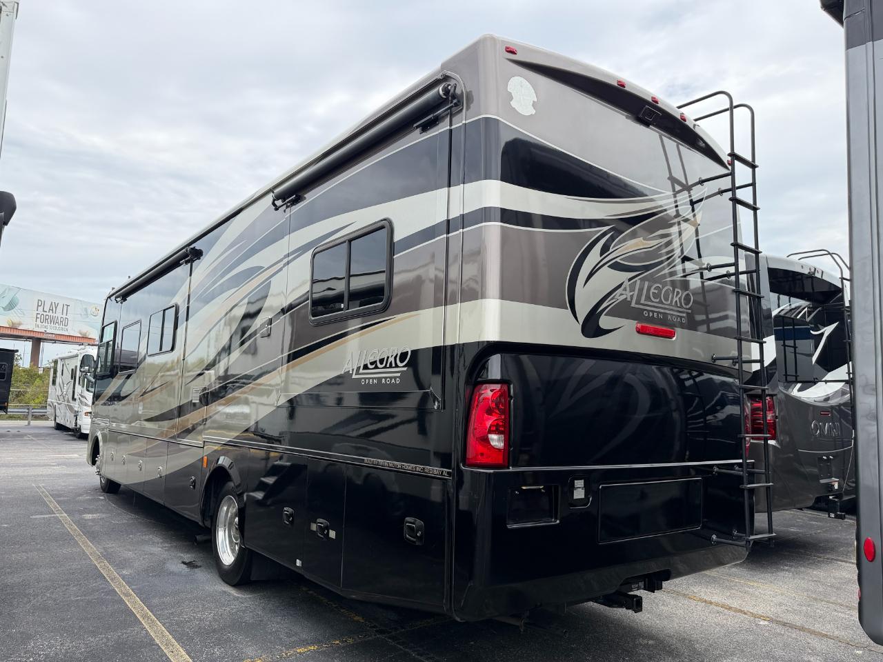 Tiffin Motorhomes Allegro  2012