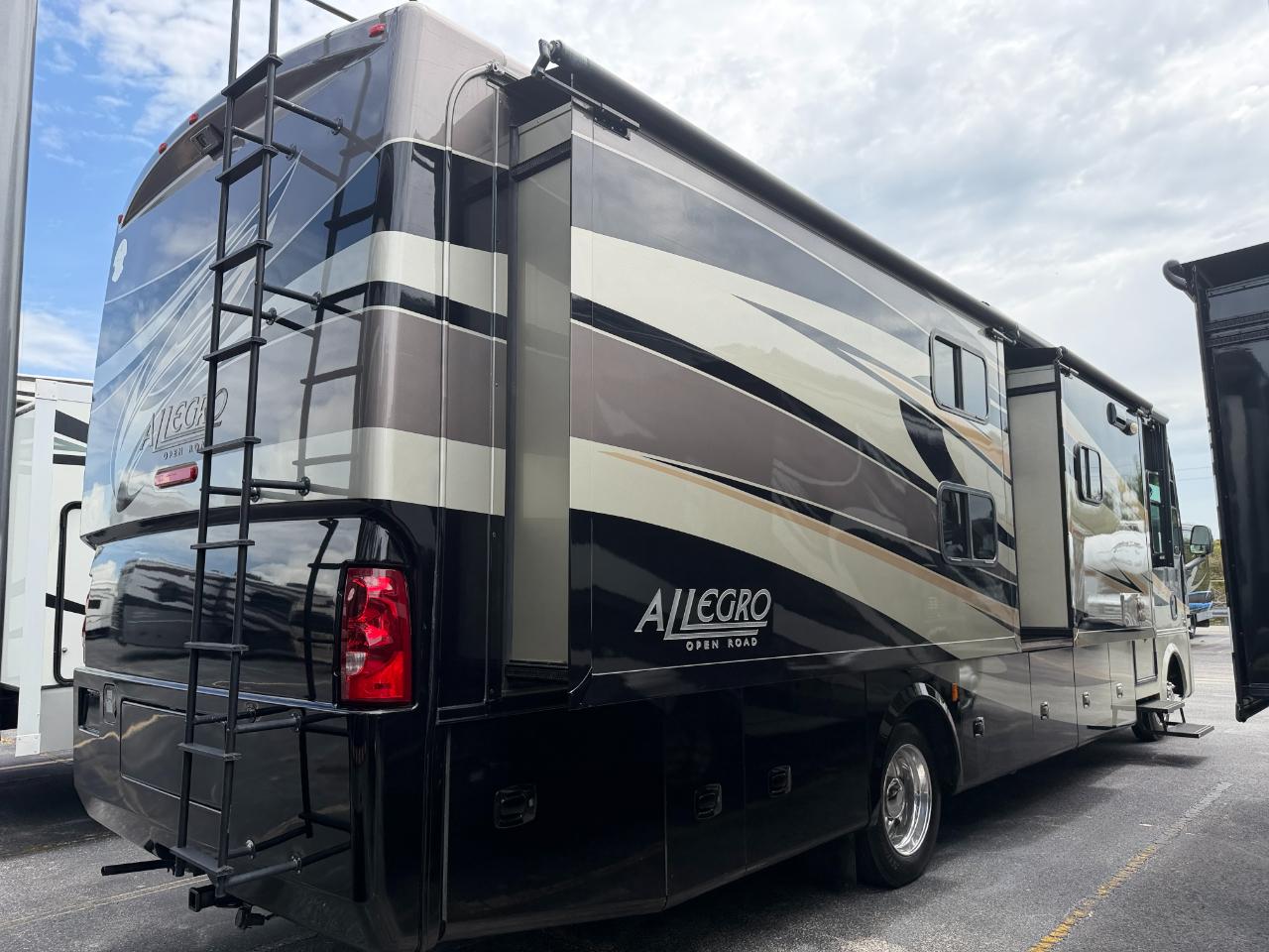 Tiffin Motorhomes Allegro  2012