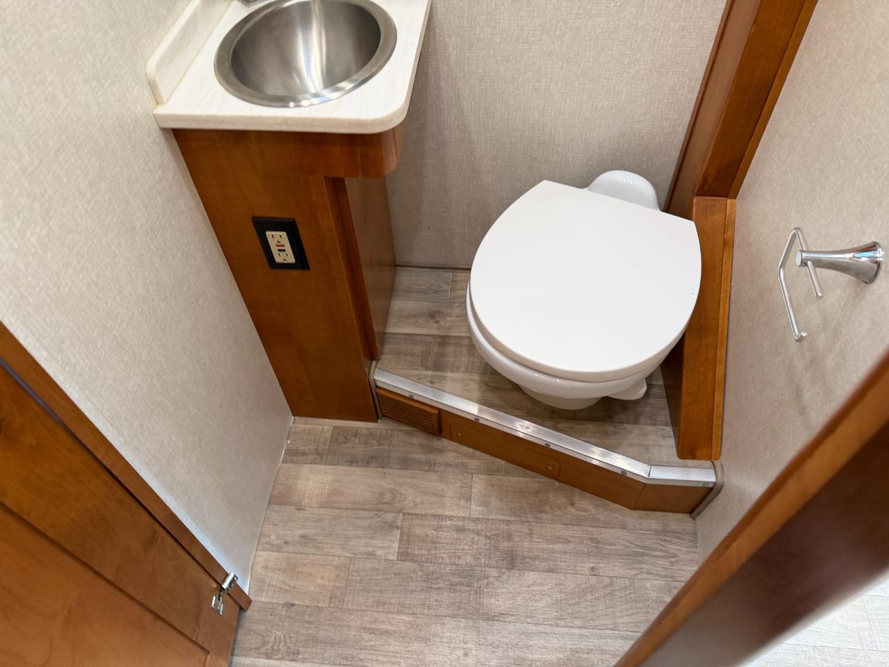 Tiffin Motorhomes Wayfarer  2019
