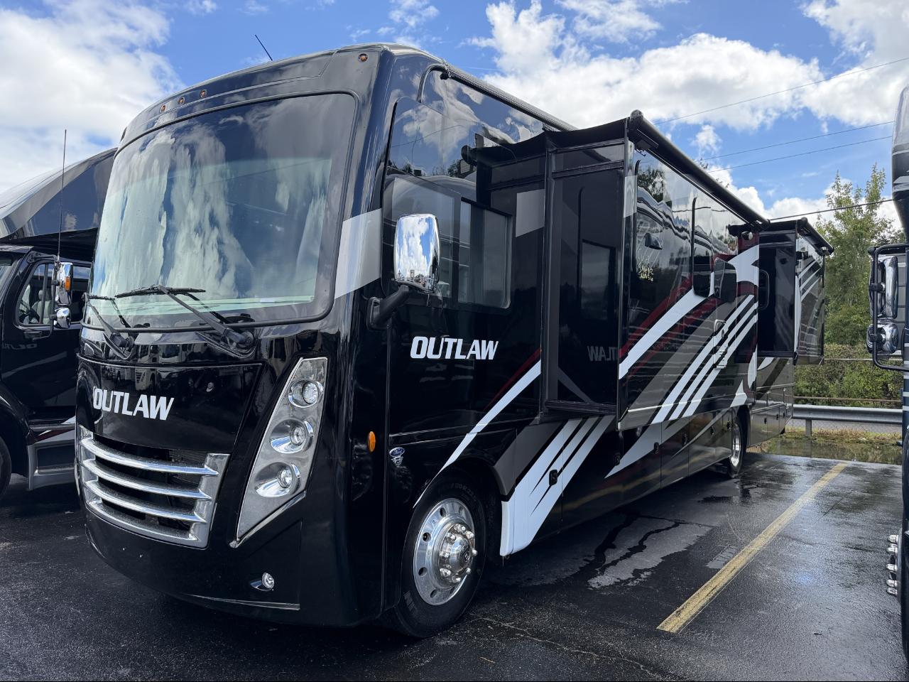 Thor Motor Coach Outlaw  2022