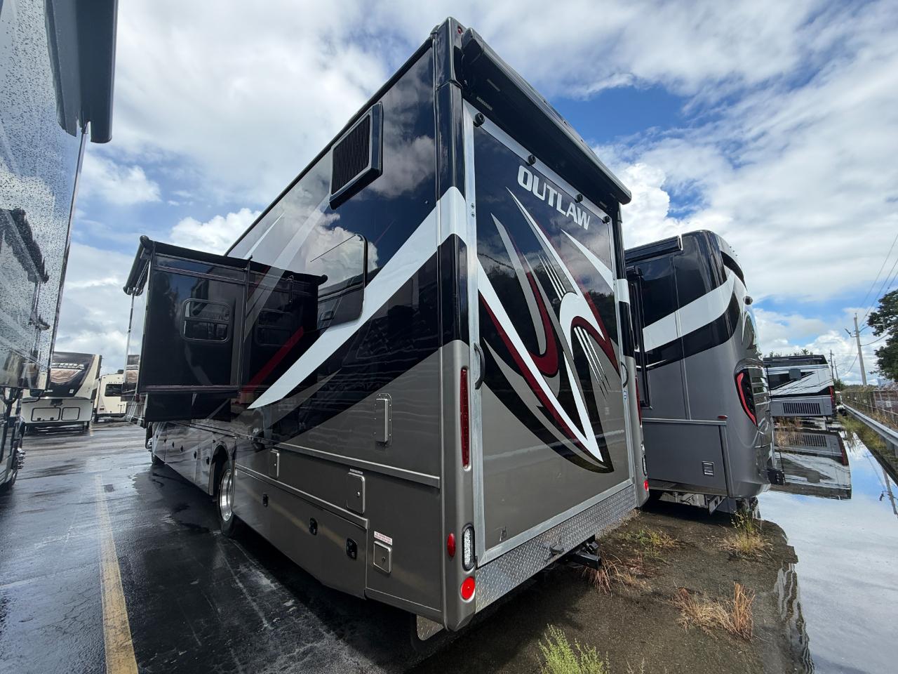 Thor Motor Coach Outlaw  2022