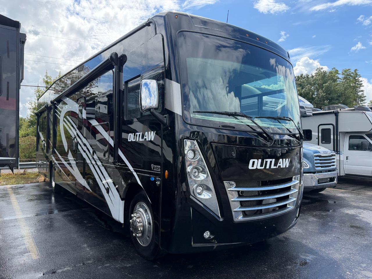 Thor Motor Coach Outlaw  2022