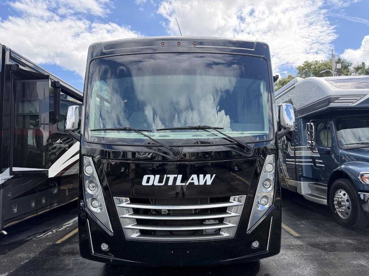 Thor Motor Coach Outlaw  2022