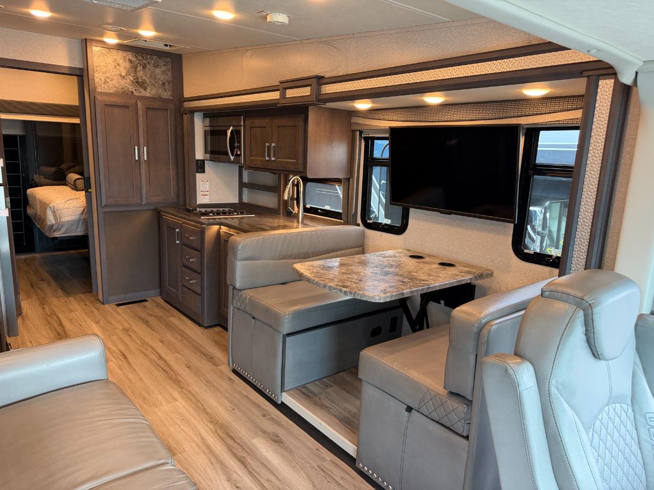 Thor Motor Coach Outlaw  2022