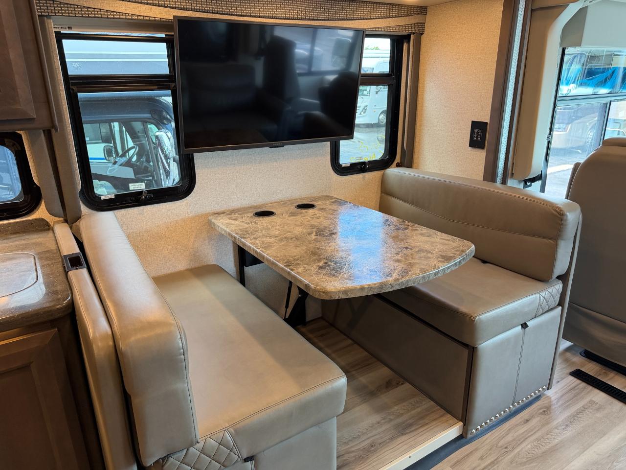 Thor Motor Coach Outlaw  2022