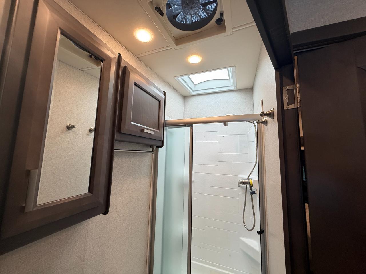 Thor Motor Coach Outlaw  2022