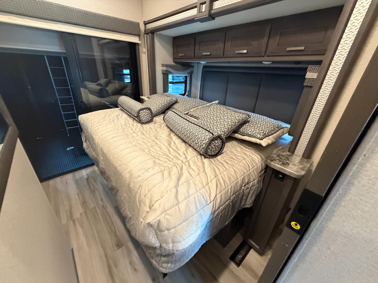 Thor Motor Coach Outlaw  2022