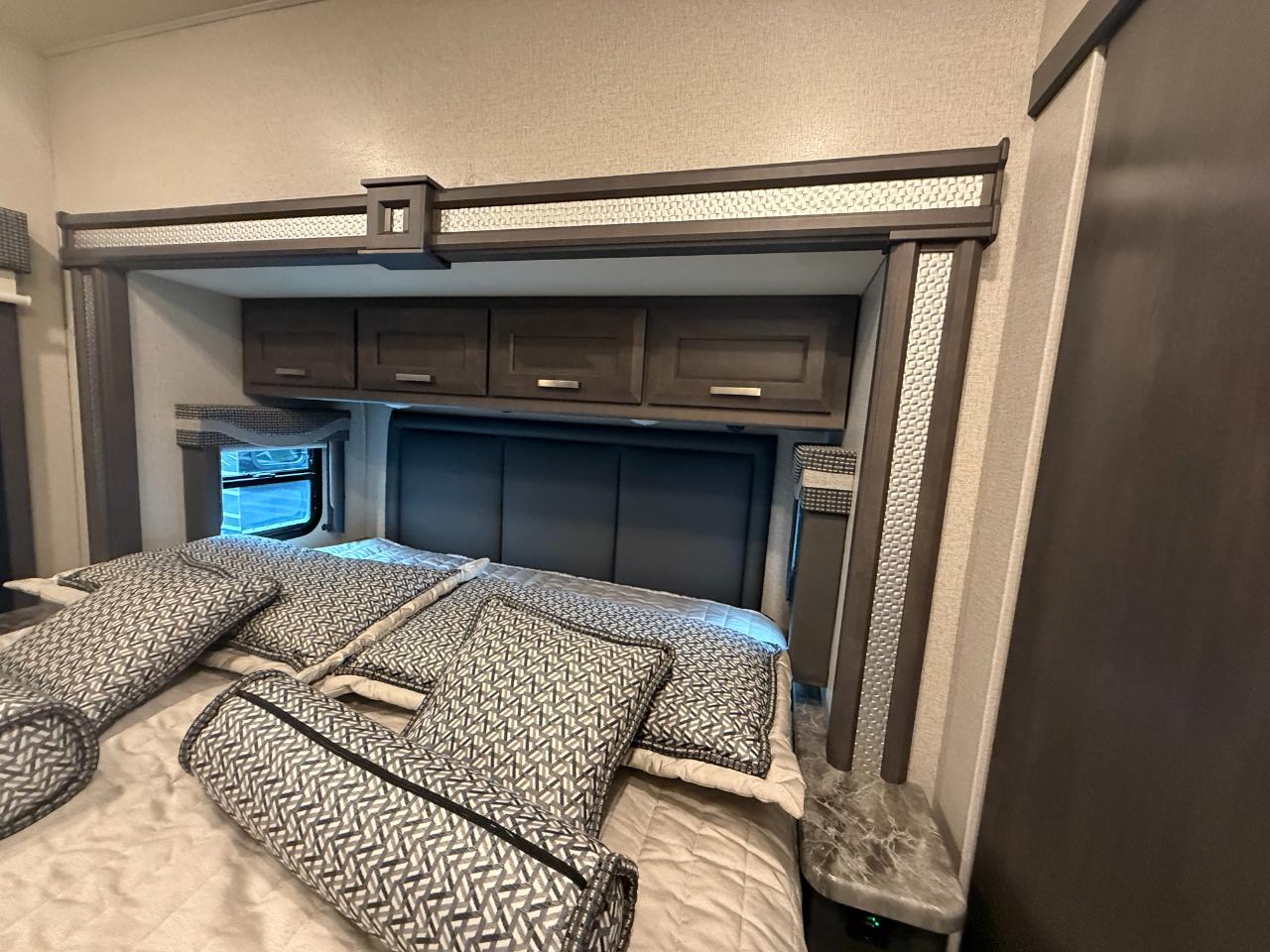 Thor Motor Coach Outlaw  2022