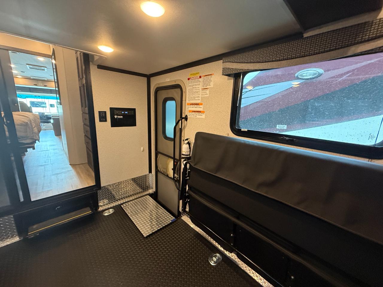 Thor Motor Coach Outlaw  2022