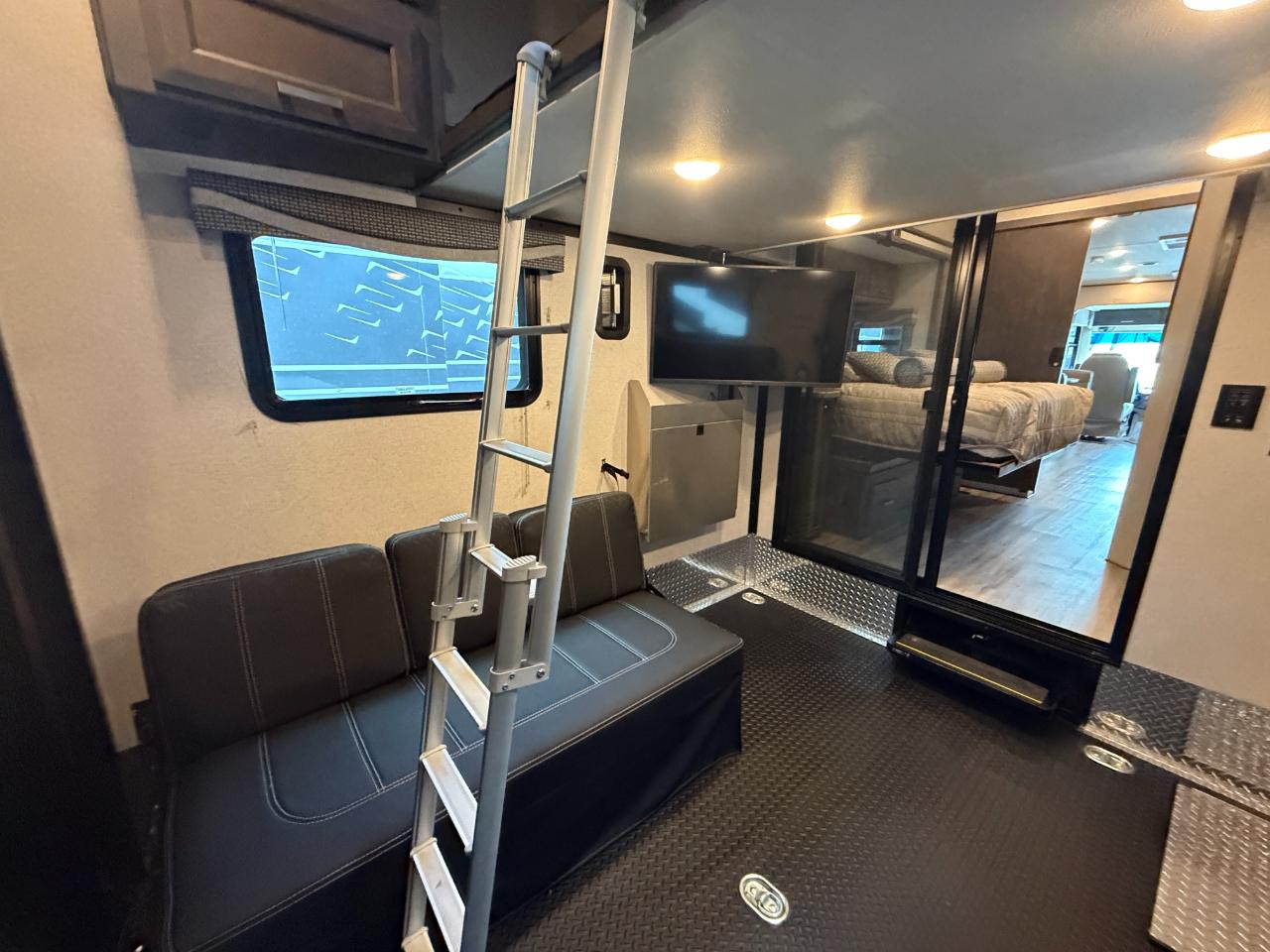 Thor Motor Coach Outlaw  2022